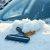 Jak odśnieżyć samochód i odmrozić szyby bez zarysowań i parowania – czego unikać i co robić po kolei